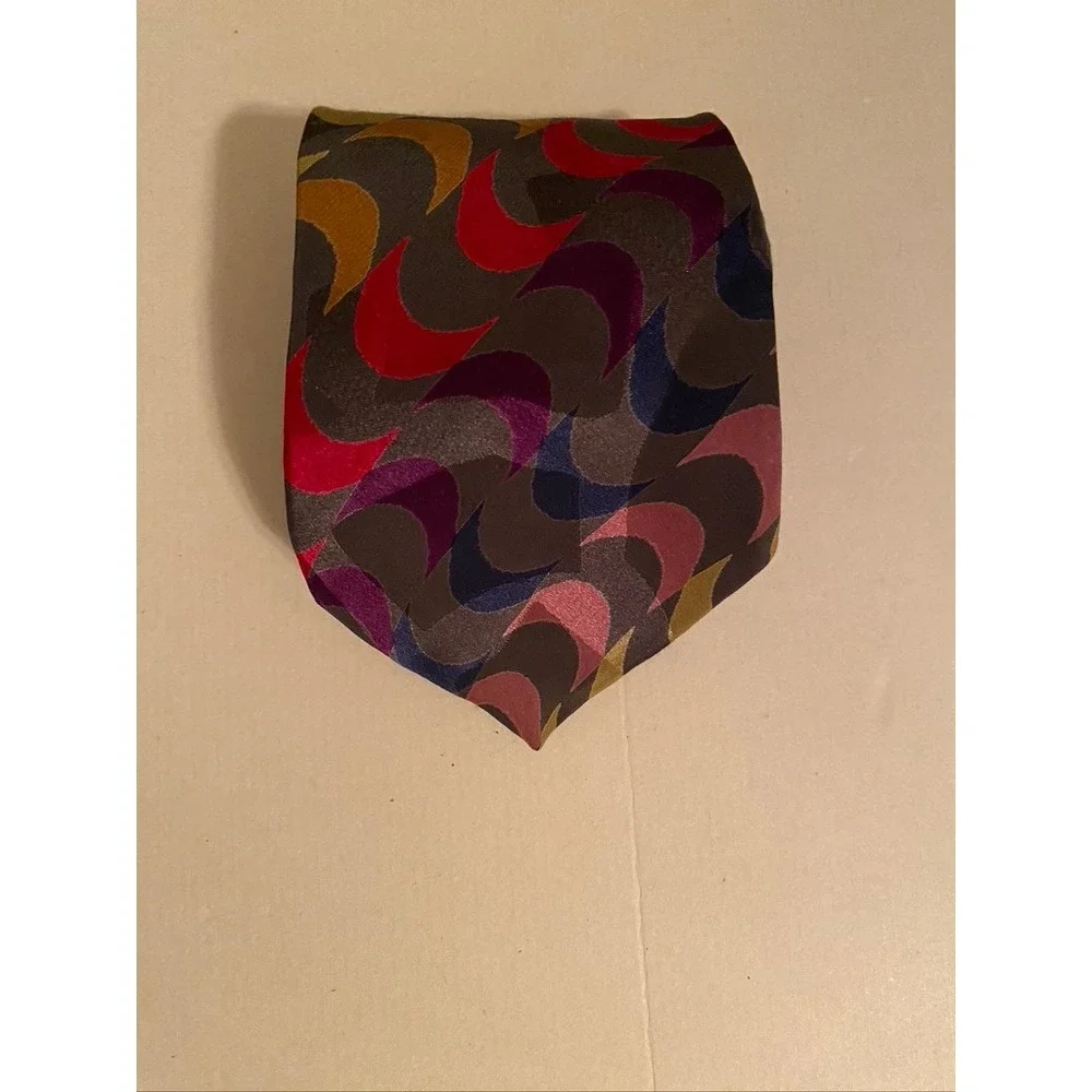 Je Suis Silk Necktie Multi-Color Geometric Crescent Wave Pattern Grey Red Gold